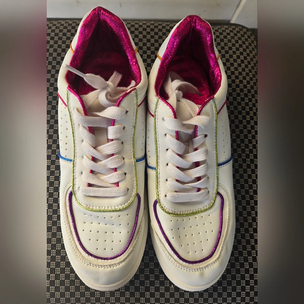 Steve Madden White and Pink Sneakers with Classic Appeal Excellent Conditions‎